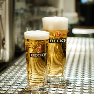 Zwei Gläser mit Becks Bier